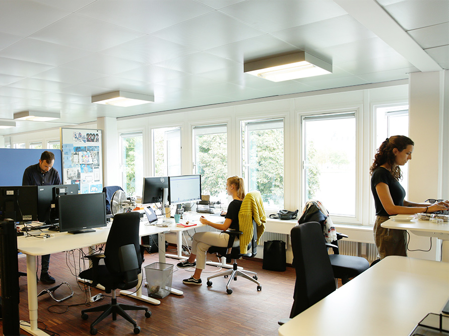 Een foto van het Debitoor kantoor met werknemers aan hun bureau